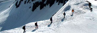 Foto de gente caminando por sierra nevada